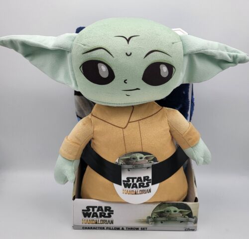 Peluche/almohada de Baby Yoda con cobija. Staw Wars Mandalorian.